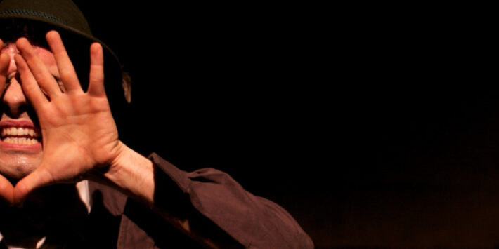 ” ΤΑ ΔΕΚΑΝΙΚΙΑ ή πώς ξέμαθα να περπατώ “